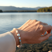 Bracelet ménopause en pierre de lune, calcédoine bleu, howlite - Secret de Cristaux