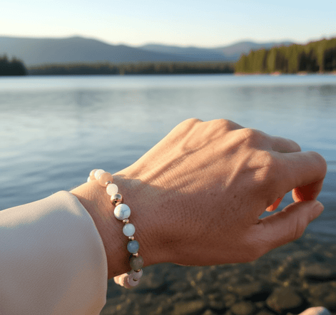 Bracelet ménopause en pierre de lune, calcédoine bleu, howlite - Secret de Cristaux