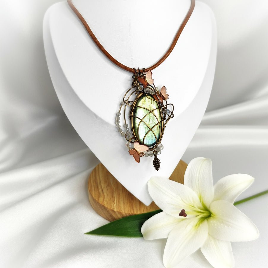 Collier cuir et labradorite sertie Forêt enchantée - Secret de Cristaux