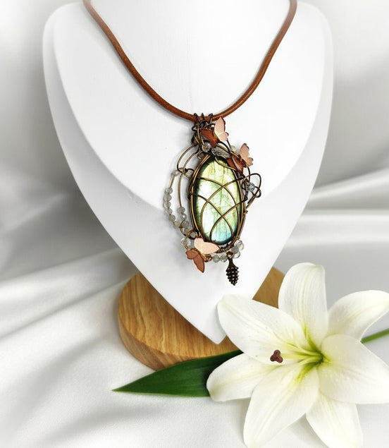 Collier cuir et labradorite sertie Forêt enchantée - Secret de Cristaux