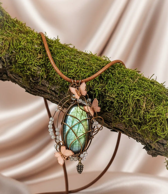 Collier cuir et labradorite sertie Forêt enchantée - Secret de Cristaux