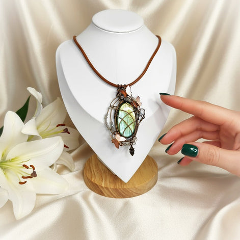 Collier cuir et labradorite sertie Forêt enchantée - Secret de Cristaux