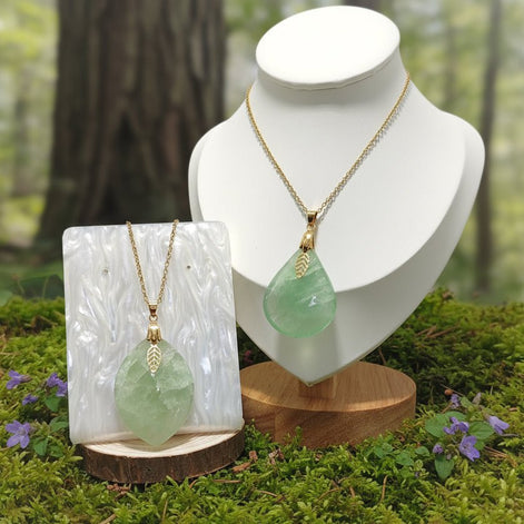 Collier doré en fluorite verte sur chaine - Secret de Cristaux