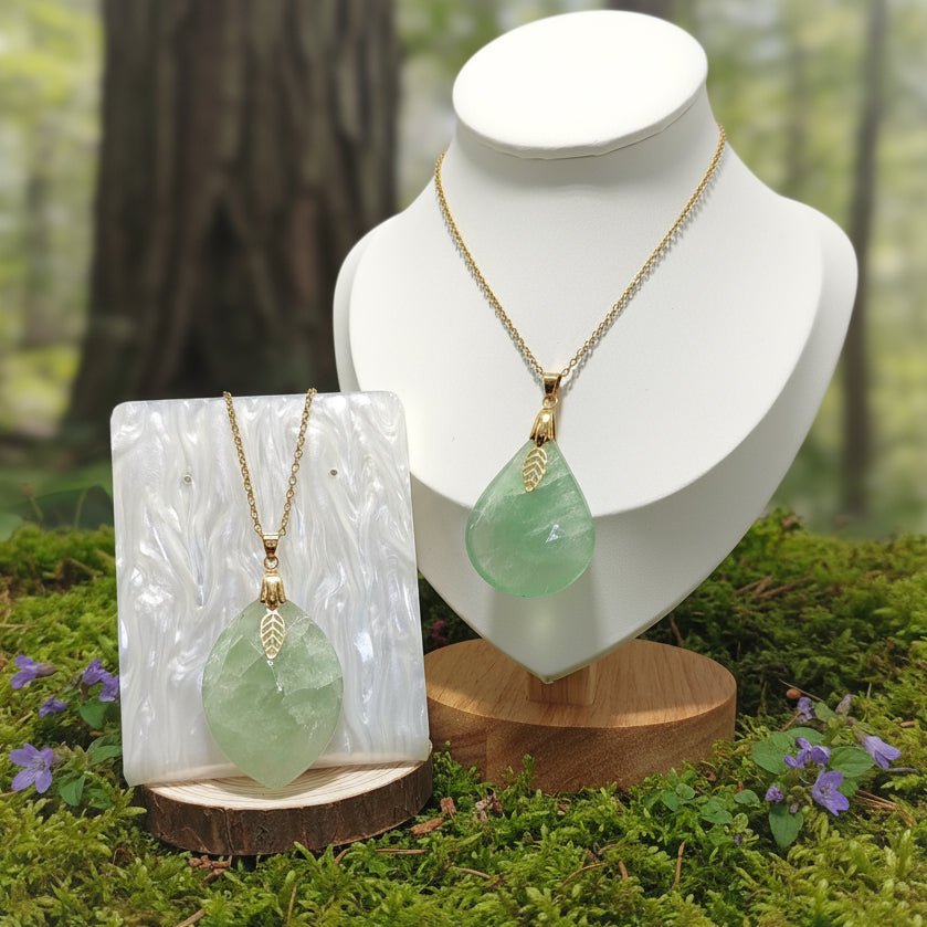 Collier doré en fluorite verte sur chaine - Secret de Cristaux