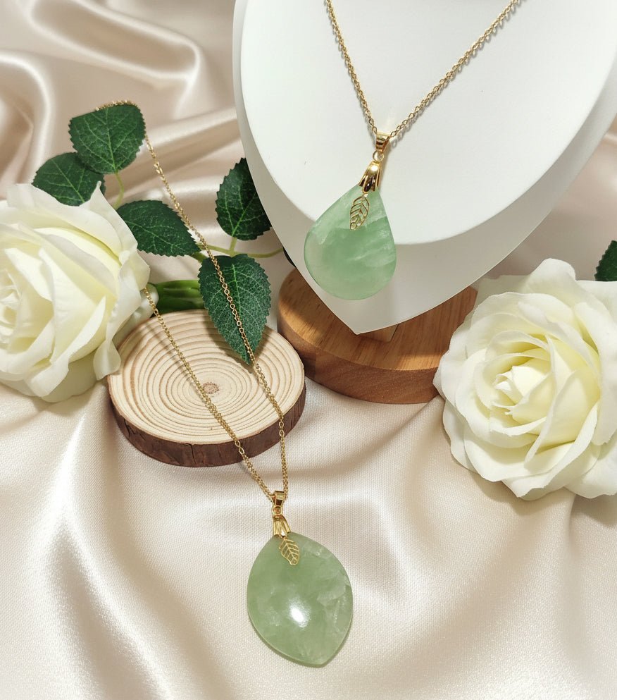 Collier doré en fluorite verte sur chaine - Secret de Cristaux