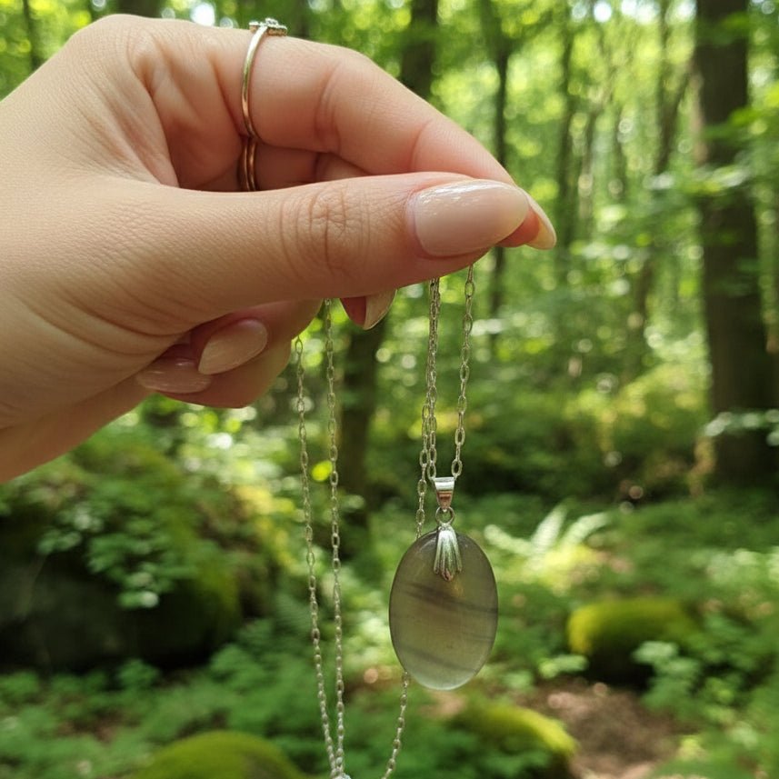 Collier doré en fluorite verte sur chaine - Secret de Cristaux