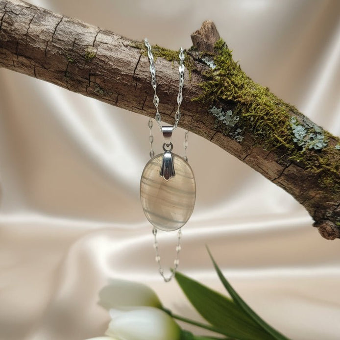 Collier doré en fluorite verte sur chaine - Secret de Cristaux