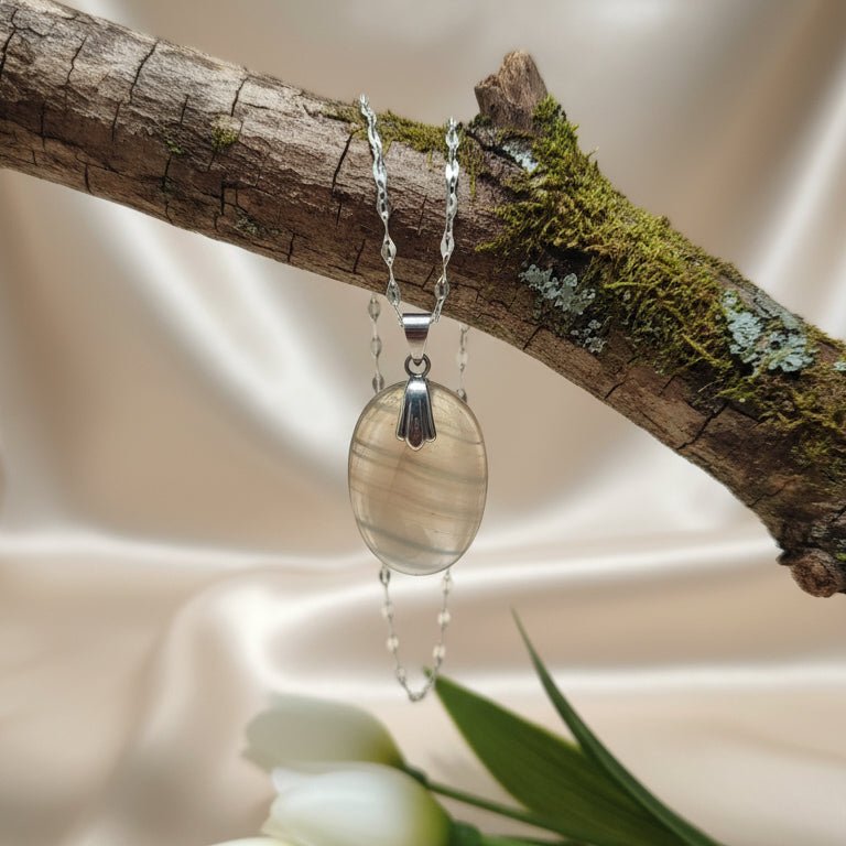 Collier doré en fluorite verte sur chaine - Secret de Cristaux