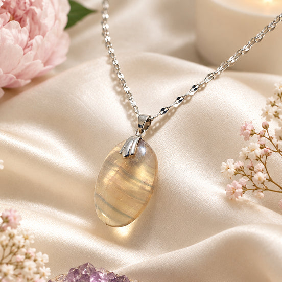 Collier doré en fluorite verte sur chaine - Secret de Cristaux