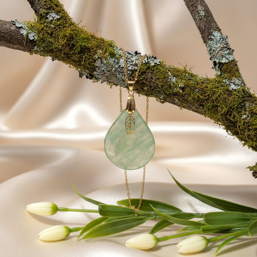 Collier doré en fluorite verte sur chaine - Secret de Cristaux