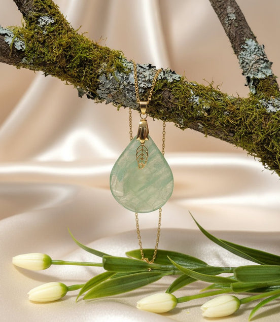 Collier doré en fluorite verte sur chaine - Secret de Cristaux