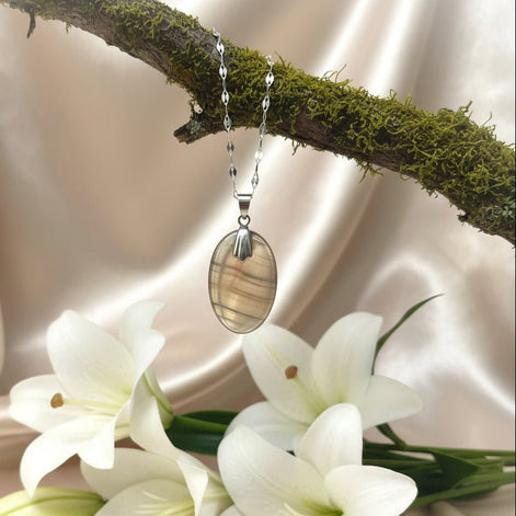 Collier doré en fluorite verte sur chaine - Secret de Cristaux