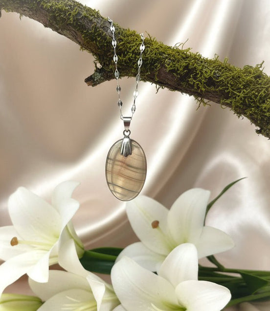 Collier doré en fluorite verte sur chaine - Secret de Cristaux