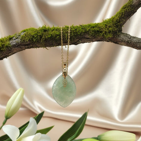 Collier doré en fluorite verte sur chaine - Secret de Cristaux