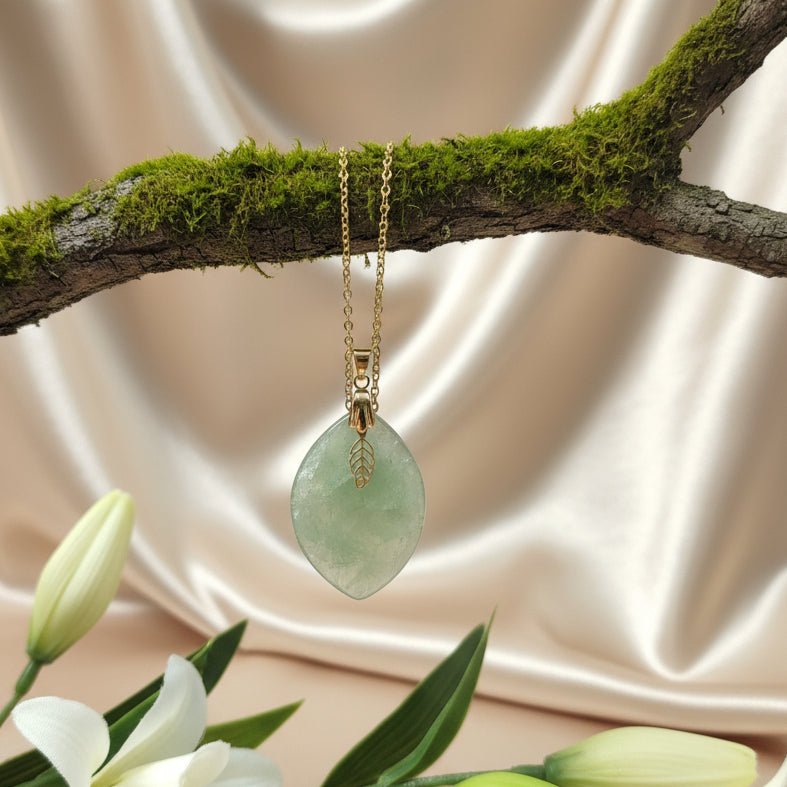 Collier doré en fluorite verte sur chaine - Secret de Cristaux