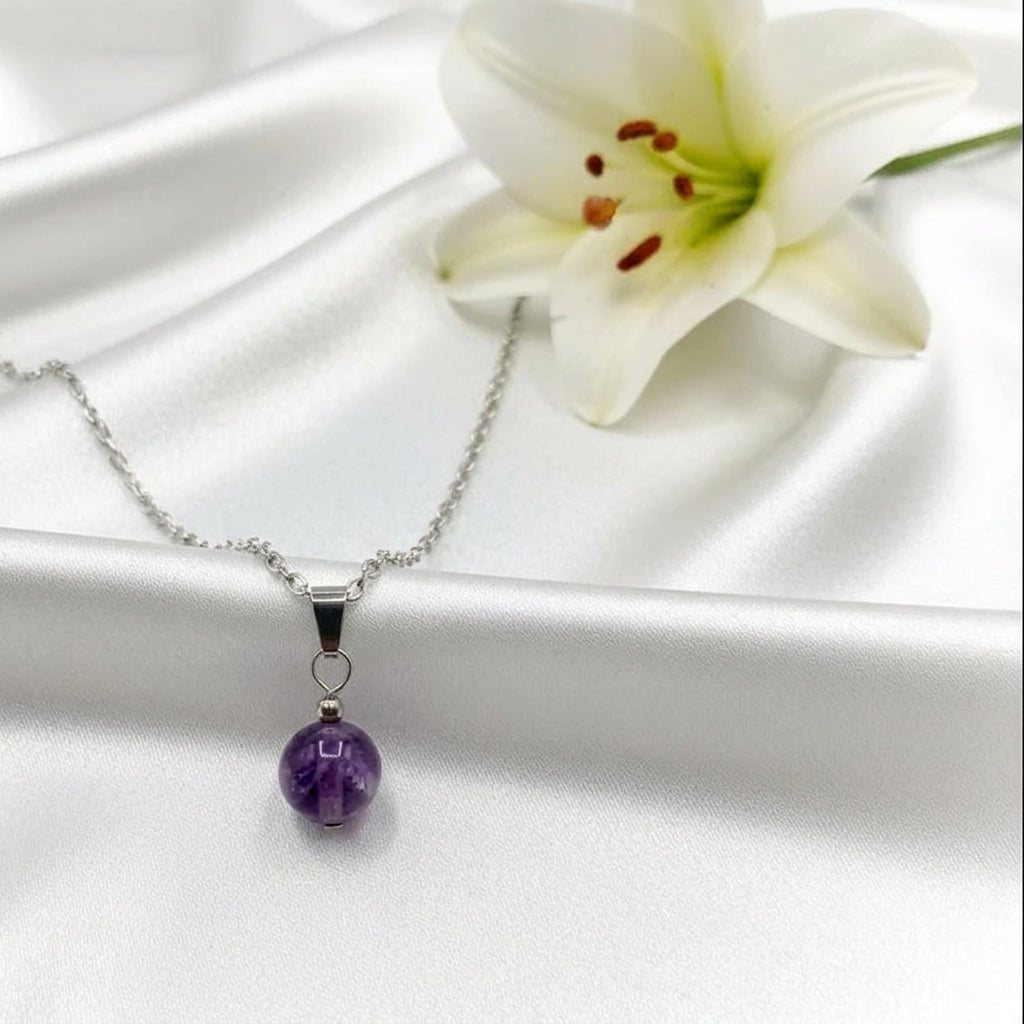 Collier argenté et sa Perle de pierre améthyste