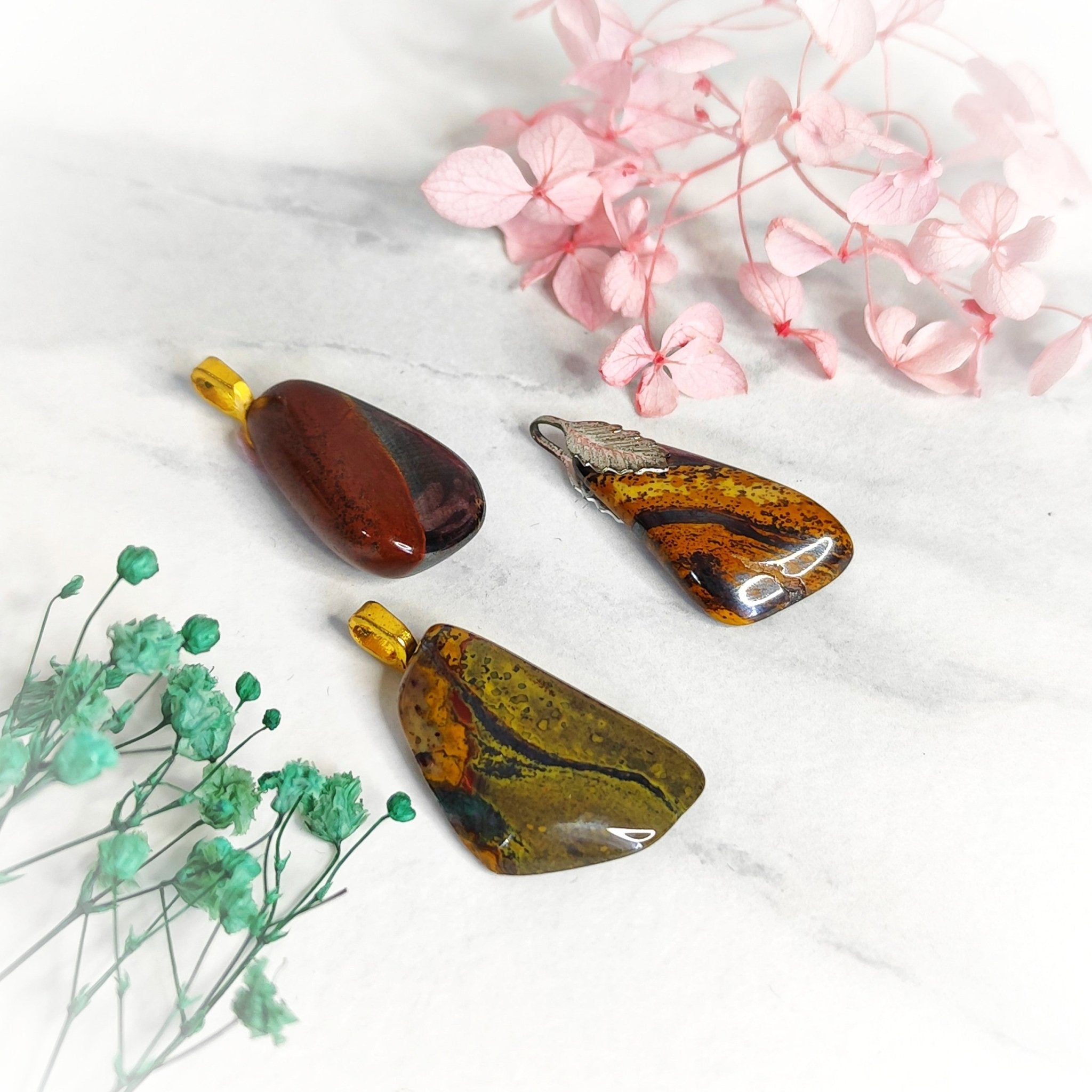 Pendentif en oeil de fer sur bélière - Secret de Cristaux