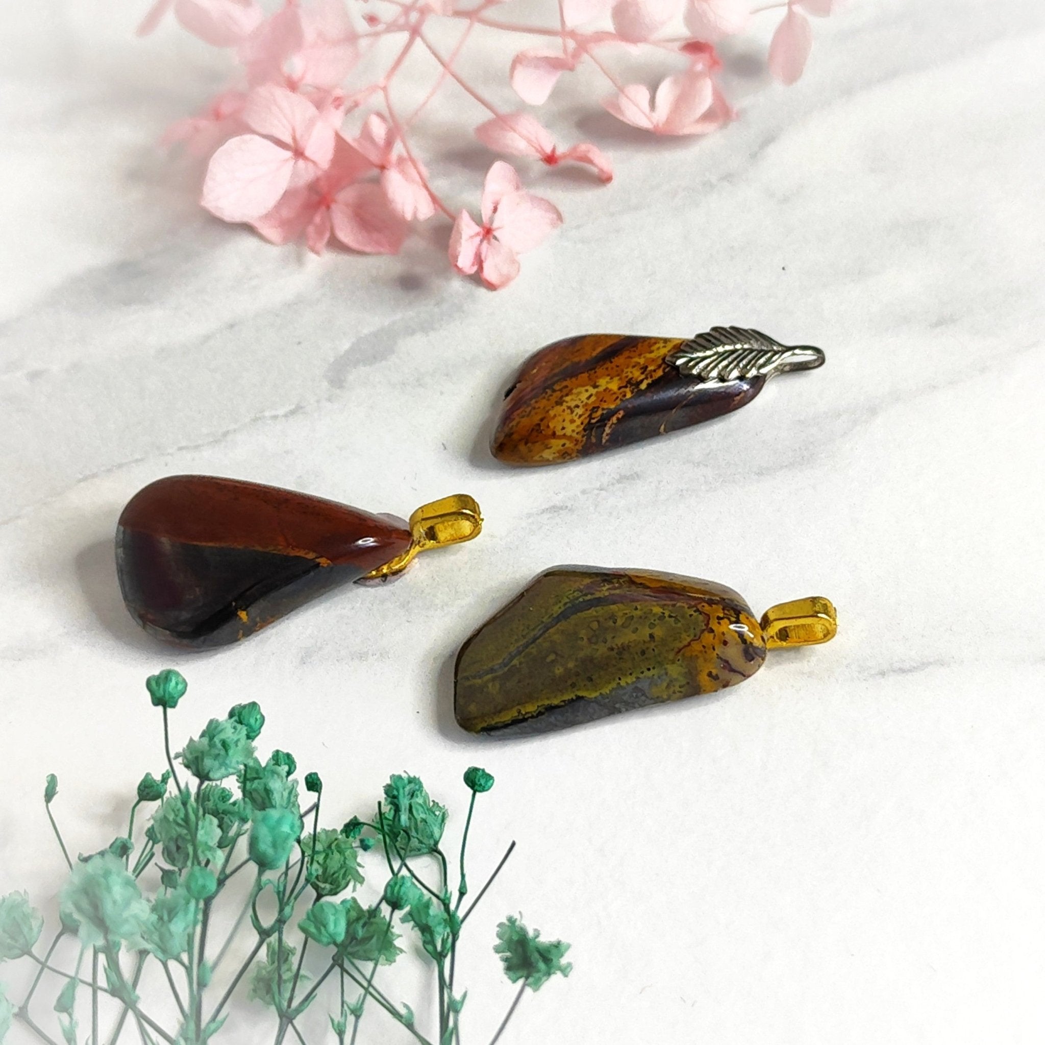 Pendentif en oeil de fer sur bélière - Secret de Cristaux