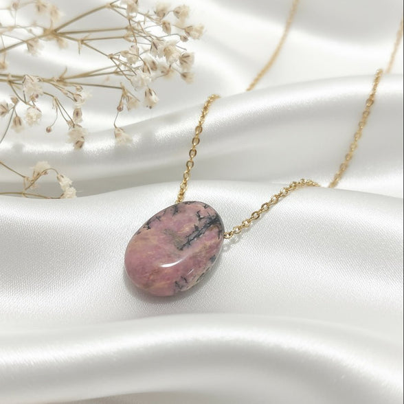 Pierre rhodonite sur chaine
