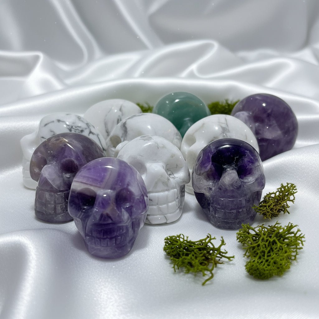 Crânes en Pierres Naturelles – Améthyste & Howlite (3 cm) - Secret de Cristaux