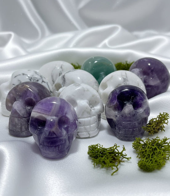 Crânes en Pierres Naturelles – Améthyste & Howlite (3 cm) - Secret de Cristaux