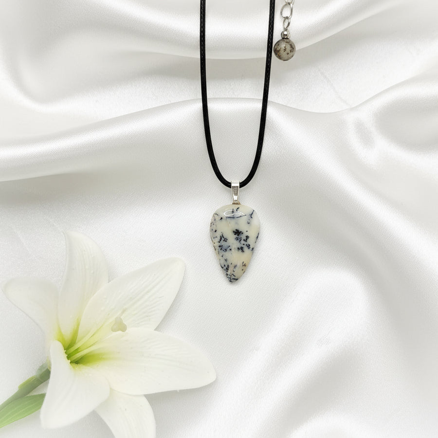 Merlinite, sur collier ou en Galet, agate opale dendritique - Secret de Cristaux