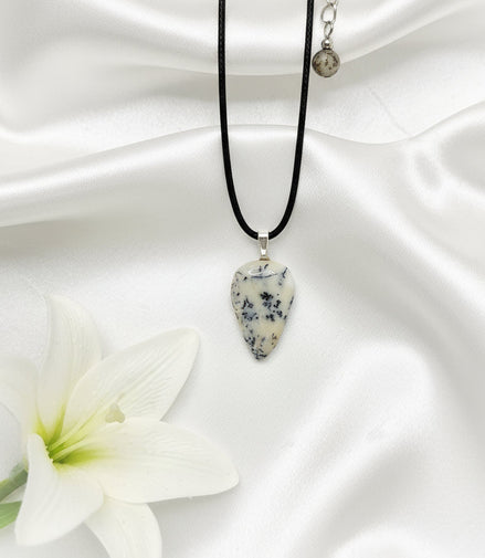 Merlinite, sur collier ou en Galet, agate opale dendritique - Secret de Cristaux