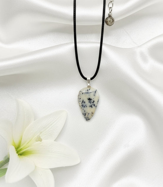 Merlinite, sur collier ou en Galet, agate opale dendritique - Secret de Cristaux