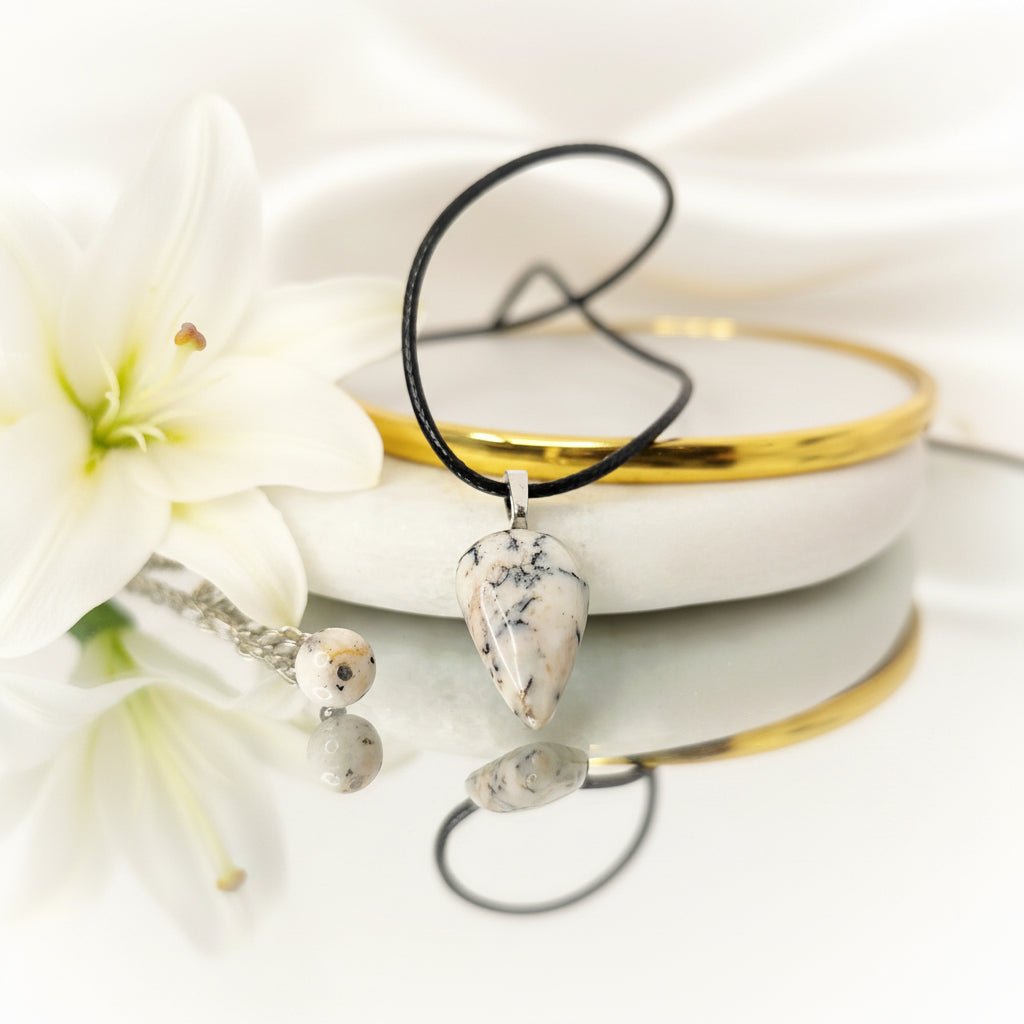 Merlinite, sur collier ou en Galet, agate opale dendritique - Secret de Cristaux