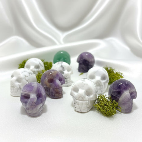 Crânes en Pierres Naturelles – Améthyste & Howlite (3 cm) - Secret de Cristaux
