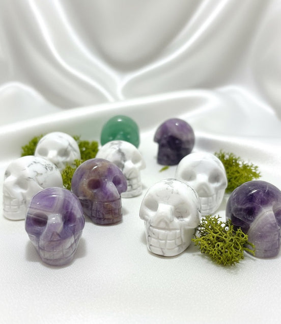 Crânes en Pierres Naturelles – Améthyste & Howlite (3 cm) - Secret de Cristaux