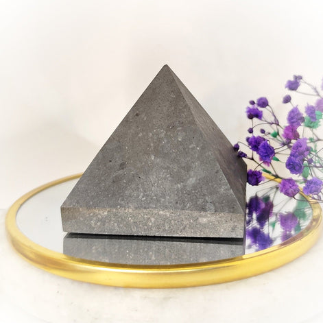 Pierre de Shungite roulée, boule, pyramide et pointe au choix - Secret de Cristaux