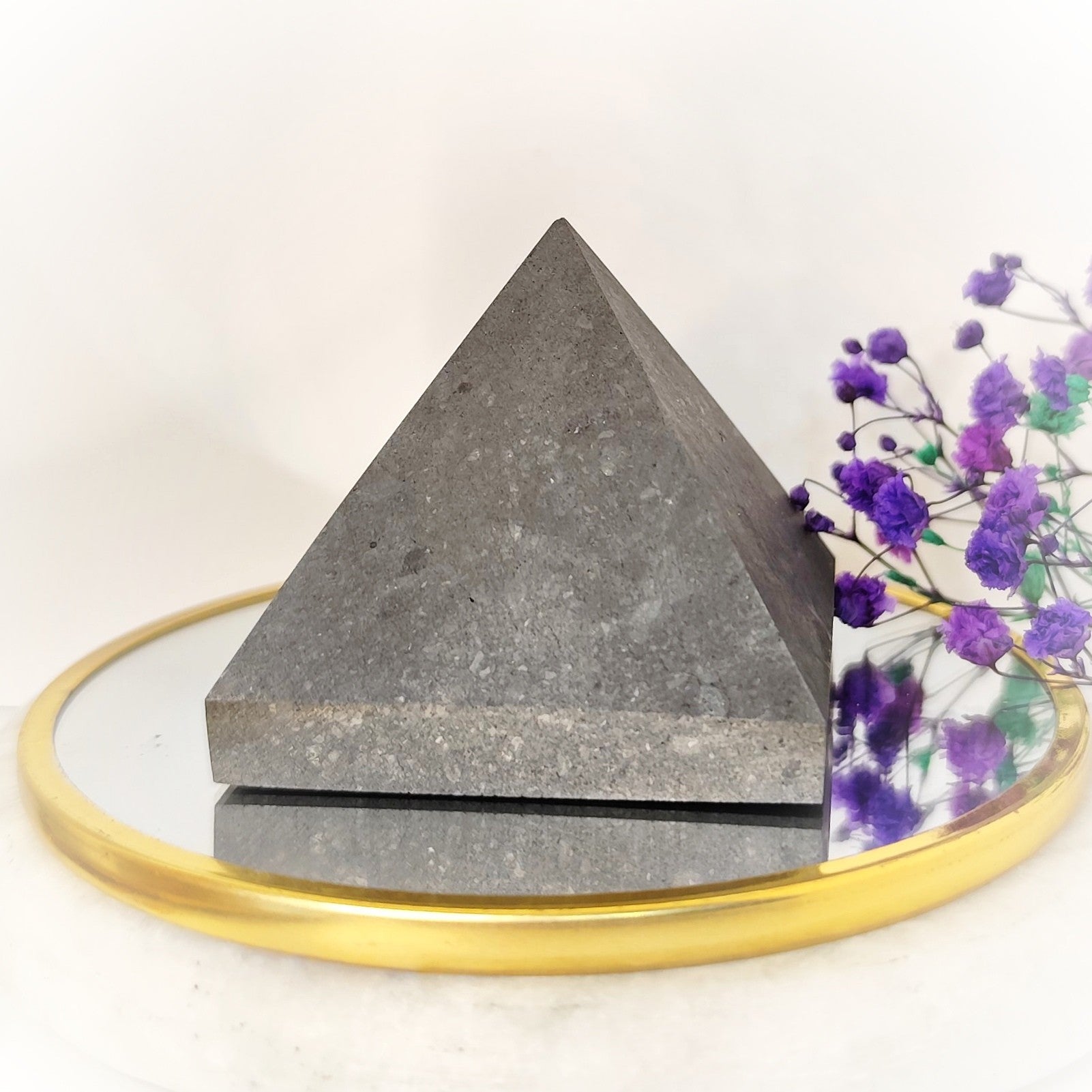 Pierre de Shungite roulée, boule, pyramide et pointe au choix - Secret de Cristaux