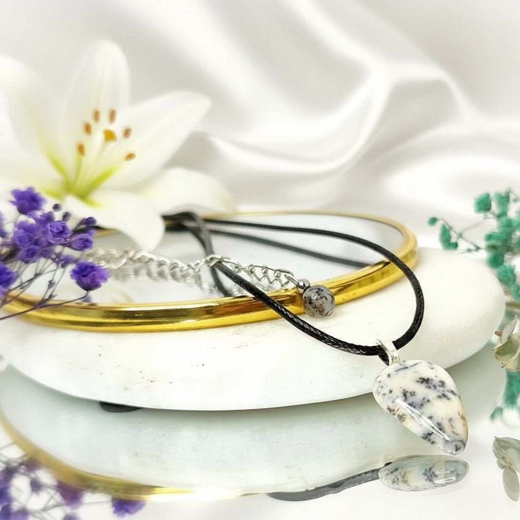 Merlinite, sur collier ou en Galet, agate opale dendritique - Secret de Cristaux