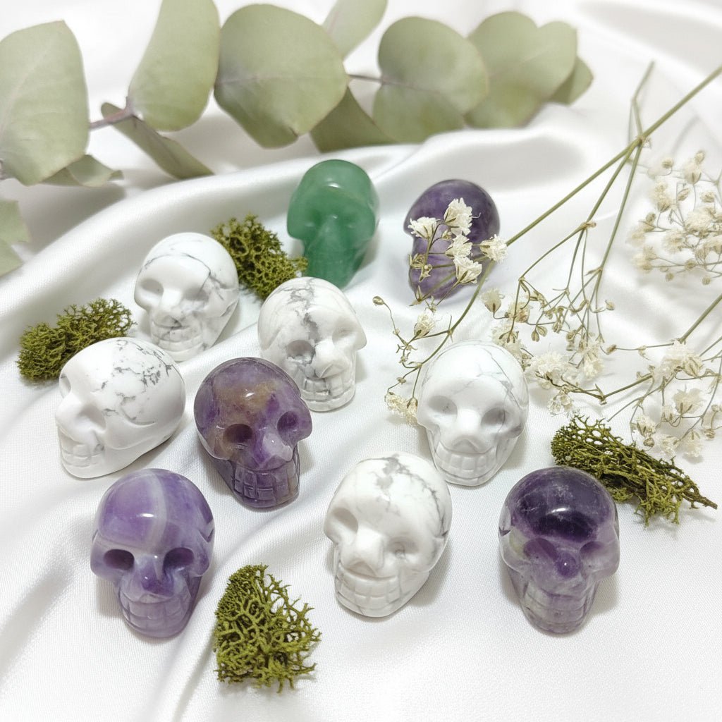 Crânes en Pierres Naturelles – Améthyste & Howlite (3 cm) - Secret de Cristaux