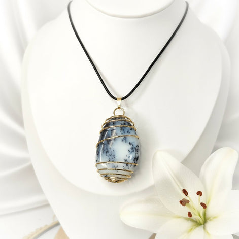 Merlinite, sur collier ou en Galet, agate opale dendritique - Secret de Cristaux