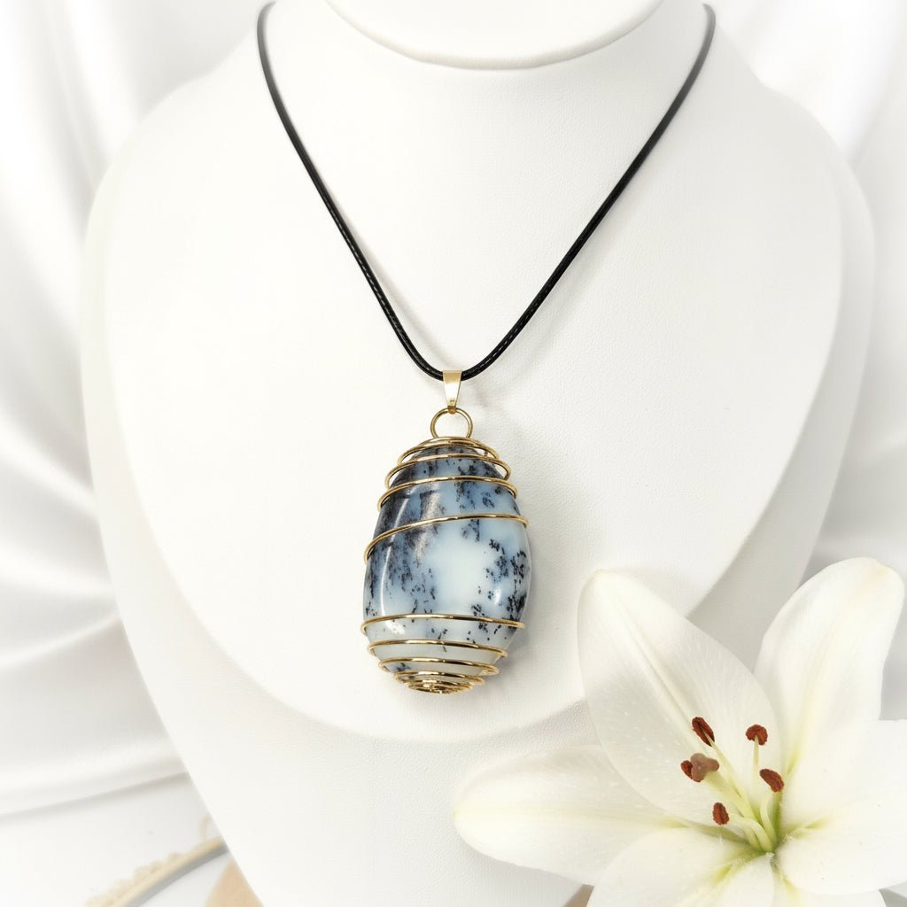 Merlinite, sur collier ou en Galet, agate opale dendritique - Secret de Cristaux