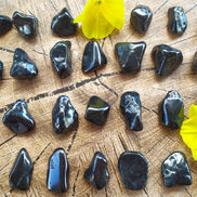 Pierre de Shungite roulée, boule, pyramide et pointe au choix - Secret de Cristaux