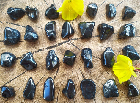 Pierre de Shungite roulée, boule, pyramide et pointe au choix - Secret de Cristaux