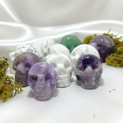Crânes en Pierres Naturelles – Améthyste & Howlite (3 cm) - Secret de Cristaux