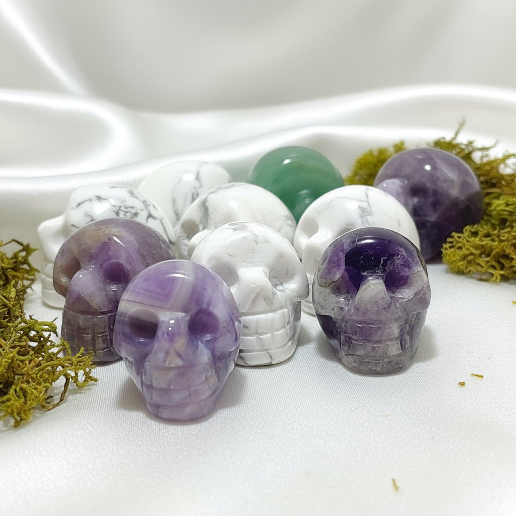 Crânes en Pierres Naturelles – Améthyste & Howlite (3 cm) - Secret de Cristaux