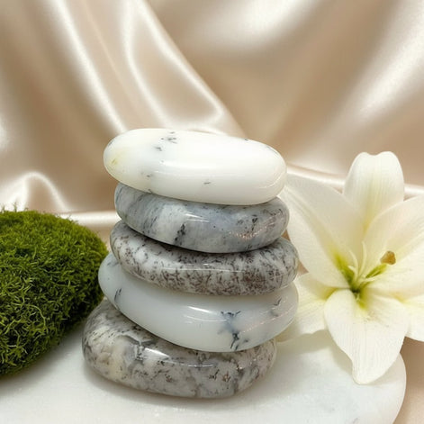 Merlinite, sur collier ou en Galet, agate opale dendritique - Secret de Cristaux