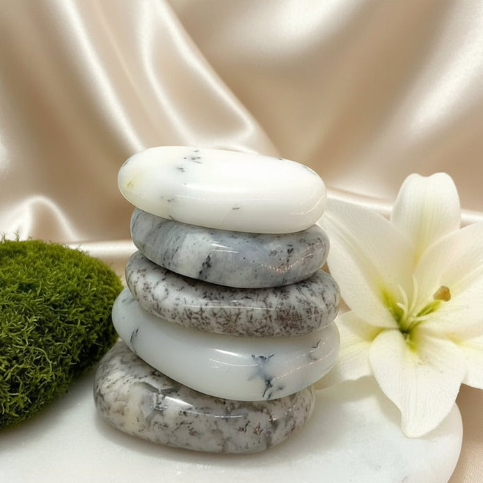 Merlinite, sur collier ou en Galet, agate opale dendritique - Secret de Cristaux