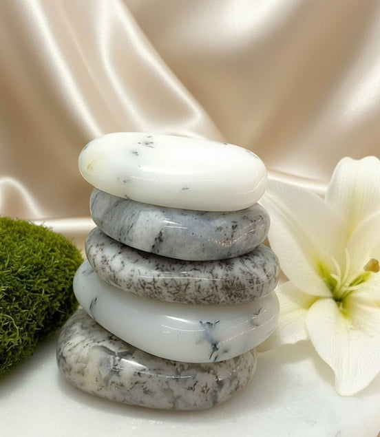 Merlinite, sur collier ou en Galet, agate opale dendritique - Secret de Cristaux