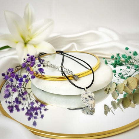 Merlinite, sur collier ou en Galet, agate opale dendritique - Secret de Cristaux