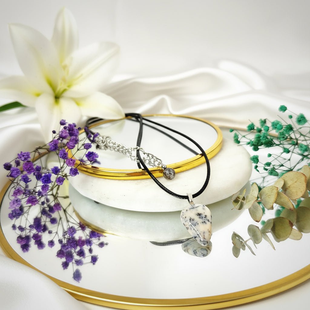 Merlinite, sur collier ou en Galet, agate opale dendritique - Secret de Cristaux