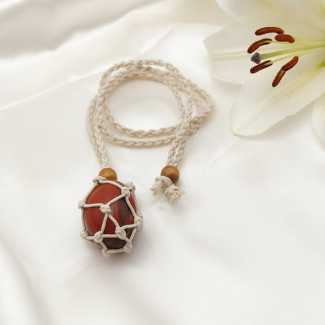 Collier en chanvre et jaspe rouge de 4 cm