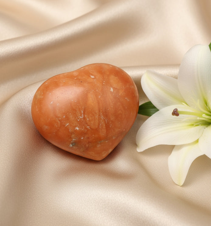 Cœur en calcite orange poli pierre naturelle lithothérapie chakra solaire