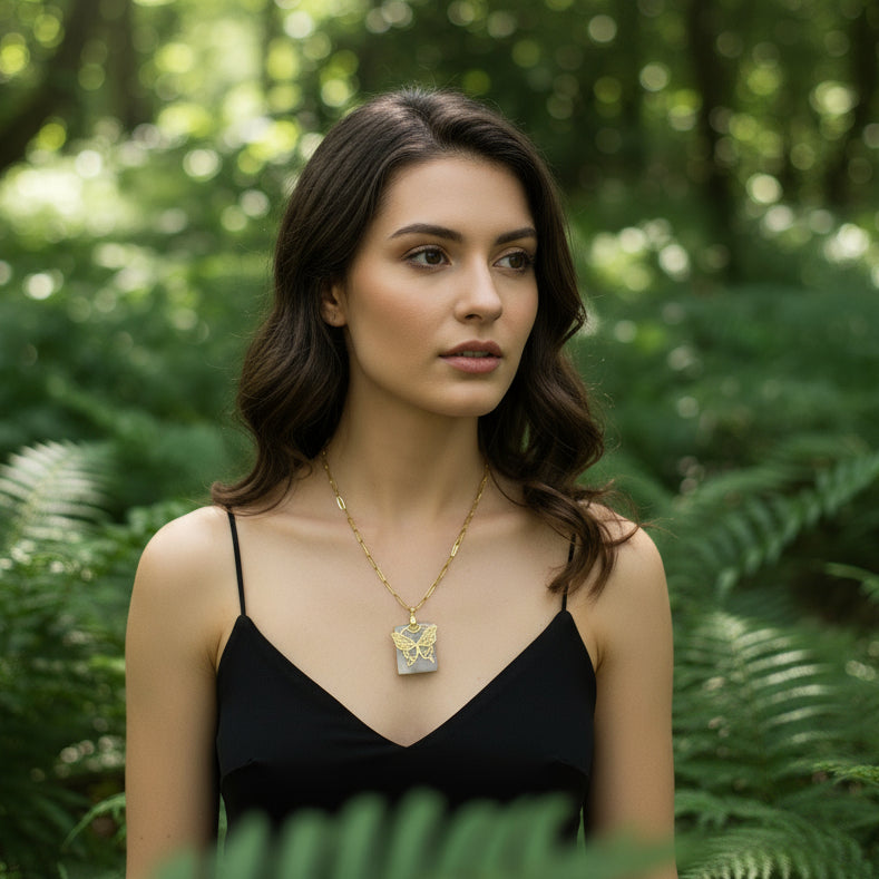 Collier doré en pierre de lune extra, papillon ou lune au choix