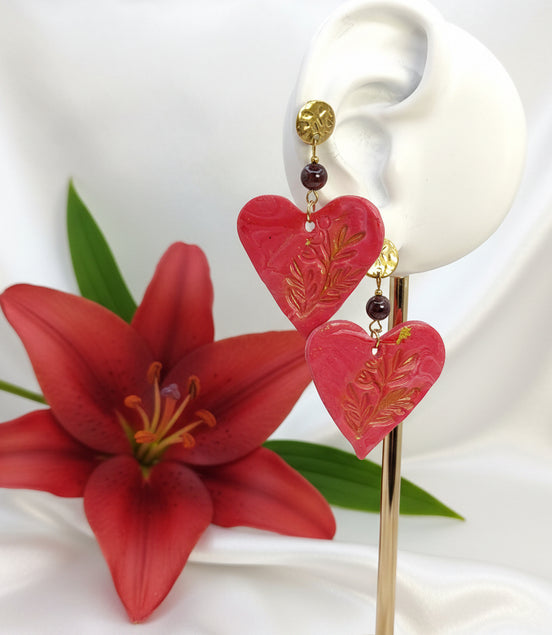 boucles d 'oreilles coeur rouge grenat